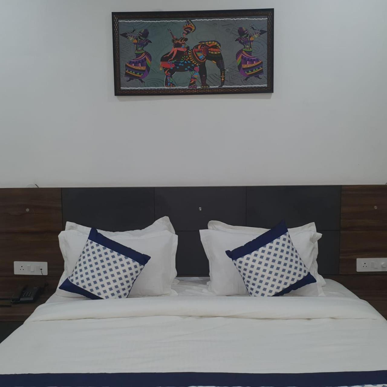 Kds Residency Hotel Grander Noida Exterior foto